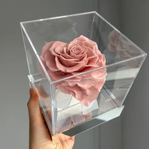 Pinke Infinity Herz-Rose im Acrylwürfel