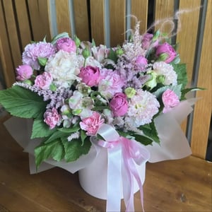 Blumenbox 'Komposition: Rosen mit pfingstrosenförmigen Blüten, Astilbe'