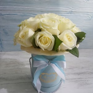 Hat box with flowers 'White cloud'