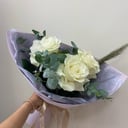 Bouquet of three roses Ecuador with eucalyptus