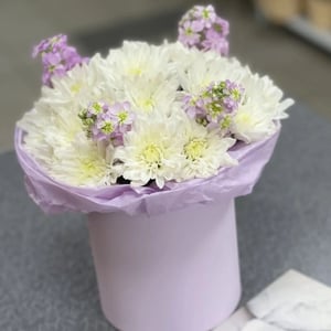 Hat box with flowers 'Chrysanthemum with Matthiola in a Box'