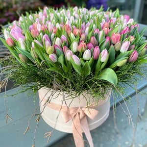 Hat box with flowers 'Polianna'