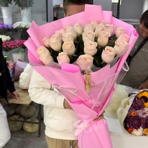 Bouquet '25 roses, 70 cm de long, joliment disposées'