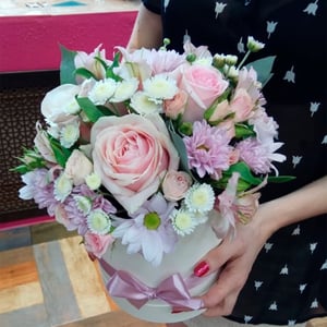 Hat box with flowers 'Tenderness'