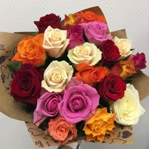 Bouquet 'Assorted 21 Dutch roses in craft paper'