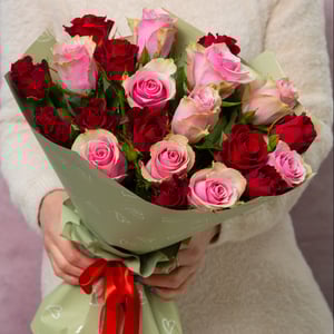 Bouquet of red and pink roses