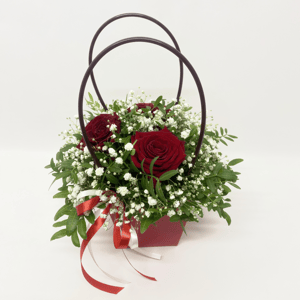 Коробка с цветами «Розы с гипсофилой»