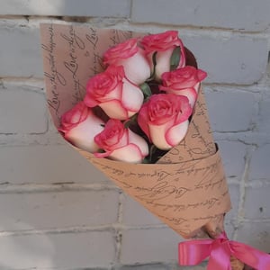 Blumenstrauß '7 roses in craft paper'