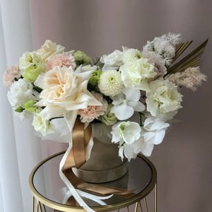 Hat box with flowers 'Sicily'