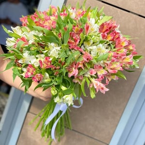 Ramo 'Alstroemerias en el jardín'