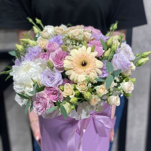 Hat box with flowers 'Amore'