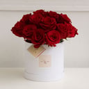 Hat box with flowers 'Red roses in a white box'