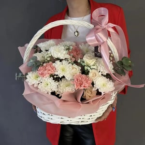 Flower basket 'Delicate Basket Arrangement'