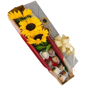 Kiste mit Sonnenblumen und Erdbeeren