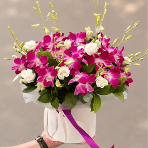 Hat box with flowers 'Dendrobium Orchid Arrangement'