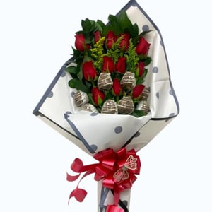 Blumenstrauß aus Rosen und Schokoladen-Erdbeeren