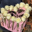 Arreglo floral 'Rosas blancas en frascos'