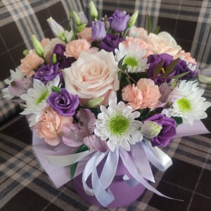 Hat box with flowers 'Composition "Shy smile"'