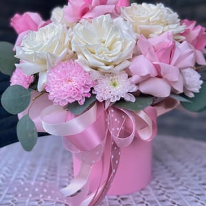 Hat box with flowers 'Boxed Flowers: Tender Confession'
