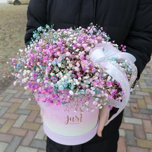 Hat box with flowers 'Gypsophila cloud'