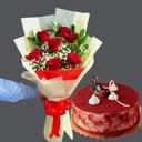 Pastel de terciopelo rojo con ramo de rosas rojas