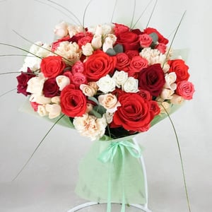 Blumenstrauß in Rot und Weiß