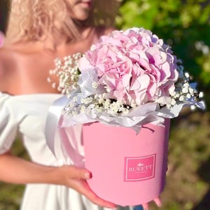 Hat box with flowers 'Tenderness of hydrangea'