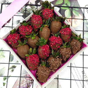 Chocolate-covered strawberries, 16-25 berries, Night