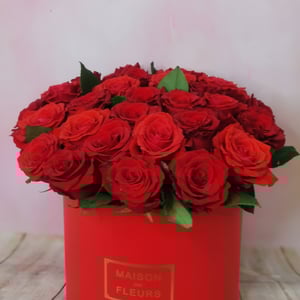 Hat box with flowers 'Fire in the soul'