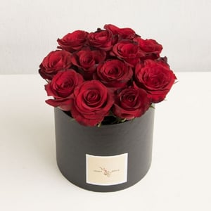 Hat box with flowers 'Red roses in a black box'