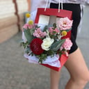 Caja de flores 'Bolso "Flor con dalia"'