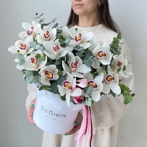 Hat box with flowers 'Persistent Orchids Medium in a box'