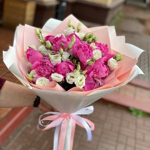 Blumenstrauß 'Bouquet of crimson peonies'