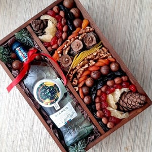 Set aus Nüssen und getrockneten Früchten mit Getränk