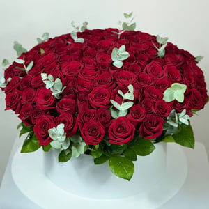Hat box with flowers 'Arrangement "Chic Gift"'