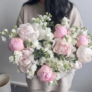 Blumenstrauß 'Duftende Pfingstrosen mit Stock'