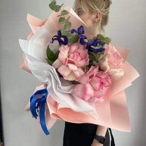 Ein Bouquet mit einer französischen Rose und Irisblumen