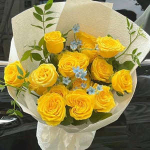 Bouquet 'Sunshine Yellow Roses with Blue Oxypetalum'