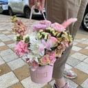 Hat box with flowers 'Cute box with chrysanthemum and rose'