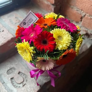 Hat box with flowers 'Sally'