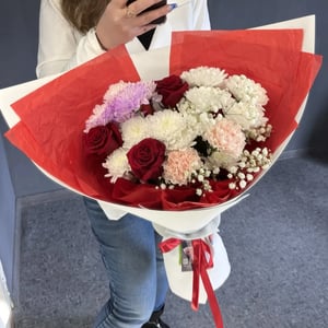 Bouquet with red roses and a chrysanthemum