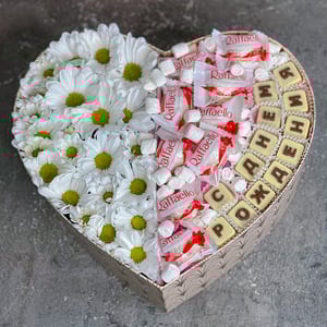 Herzchen mit Chrysantheme und Süßigkeiten