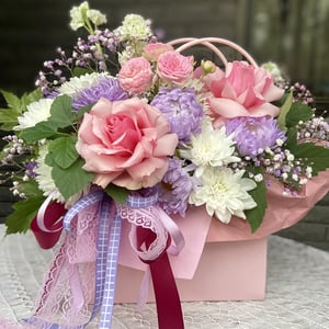 Hat box with flowers 'Flowers in a purse - A Sweet Gift'