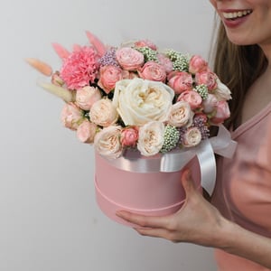 Hat box with flowers 'Flirtatious smile'
