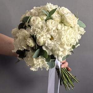 Weiße Rosen mit pfingstrosenförmigen Blüten und Lisianthus
