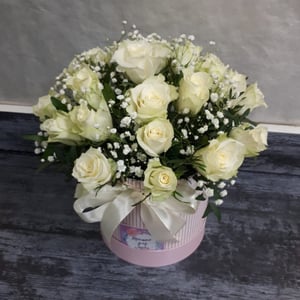 Caja de flores '25 Roses with gypsophila'