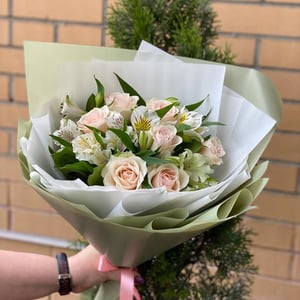 Bouquet 'Cream roses and alstroemerias'