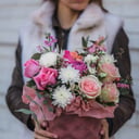 Blumenarrangement 'Composition in a hat velvet box'