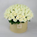 Hat box with flowers 'White roses in a round box'