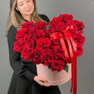 Hat box with flowers 'Speechless'